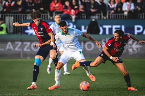 الدوري الإيطالي.. روما يسقط أمام كالياري.. ولاتسيو يتعادل مع بولونيا